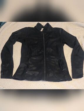 Marika Yoga full zipper jacket. Size LARGE. Black Camo Pattern. EUC!
